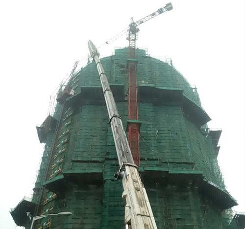 诸城吊车在工地上作业